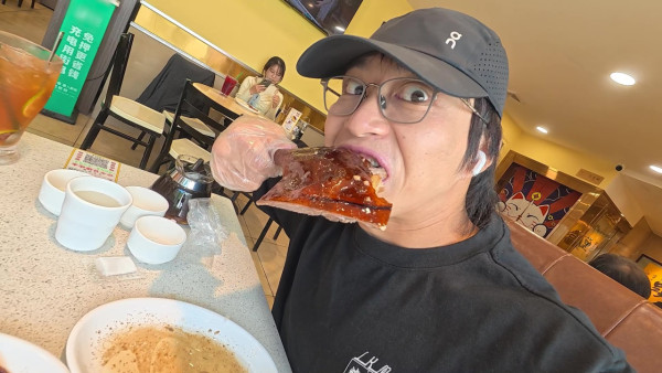 試真D｜吳業坤喪食腸粉嘆似打茄輪！周嘉洛踎街邊塞紙巾頂渠味惡臭