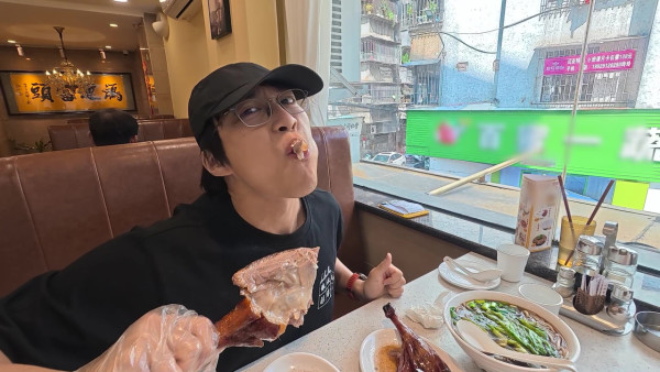 試真D｜吳業坤喪食腸粉嘆似打茄輪！周嘉洛踎街邊塞紙巾頂渠味惡臭