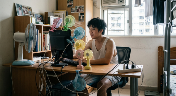 公屋男豪擺「8扇陣」360度夾擊降溫（AI製圖）