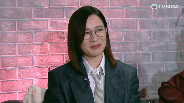 佘诗曼首度公开“自虐式”背剧本秘技!7日背100页纸惊呆全场:“我坐车是不会讲话的”