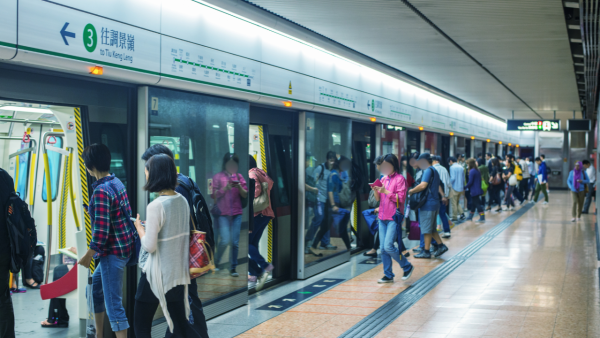 搭車最難頂5種人！電梯左企/大背囊未算衰？冠軍行為惹公憤：日日都有