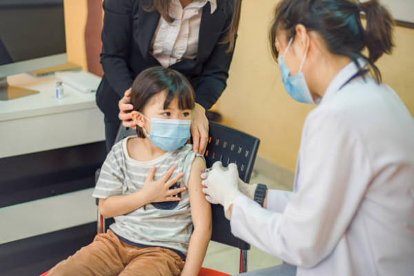 新冠變種「蟬」殺入香港！9大症狀專家警告1類人極易感染／WHO密切監測