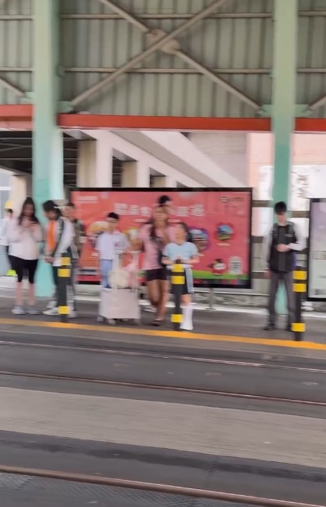 輕鐵站衝紅燈照罰$2000！警佈重兵捉亂過馬路 街坊驚訝：呢個位都捉？