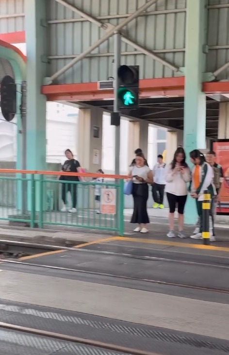 輕鐵站衝紅燈照罰$2000!警佈重兵捉亂過馬路 街坊驚訝:呢個位都捉?