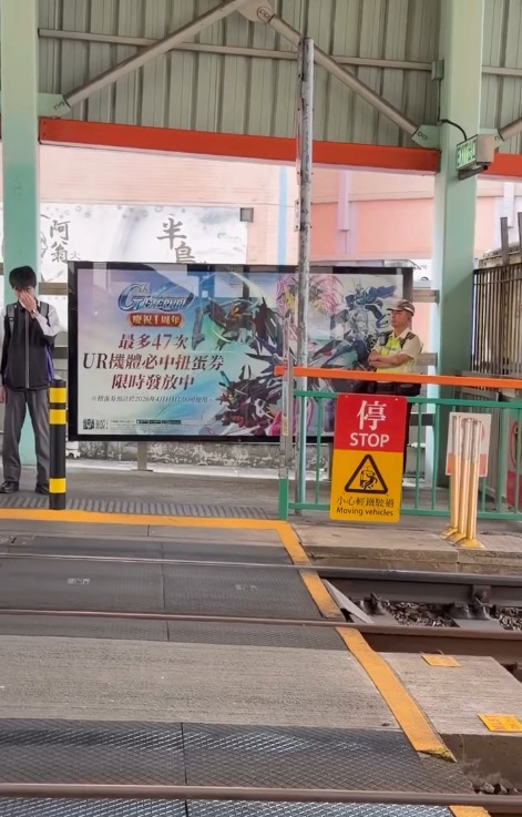 輕鐵站衝紅燈照罰$2000！警佈重兵捉亂過馬路 街坊驚訝：呢個位都捉？