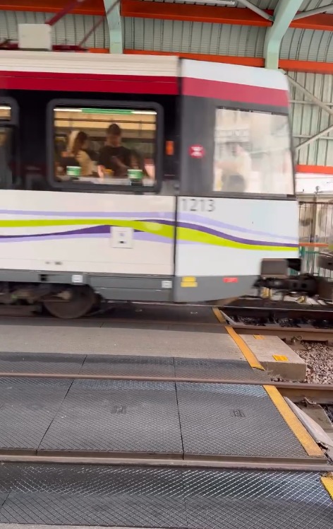 輕鐵站衝紅燈照罰$2000!警佈重兵捉亂過馬路 街坊驚訝:呢個位都捉?