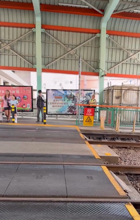 輕鐵站衝紅燈照罰$2000！警佈重兵捉亂過馬路 街坊驚訝：呢個位都捉？