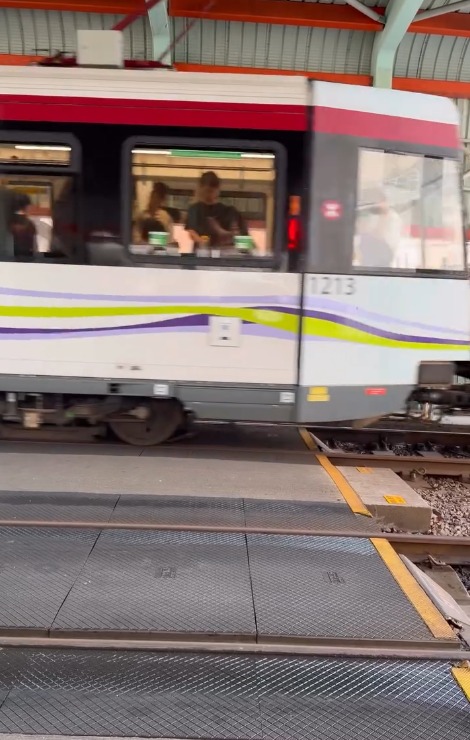 輕鐵站衝紅燈照罰$2000！警佈重兵捉亂過馬路 街坊驚訝：呢個位都捉？