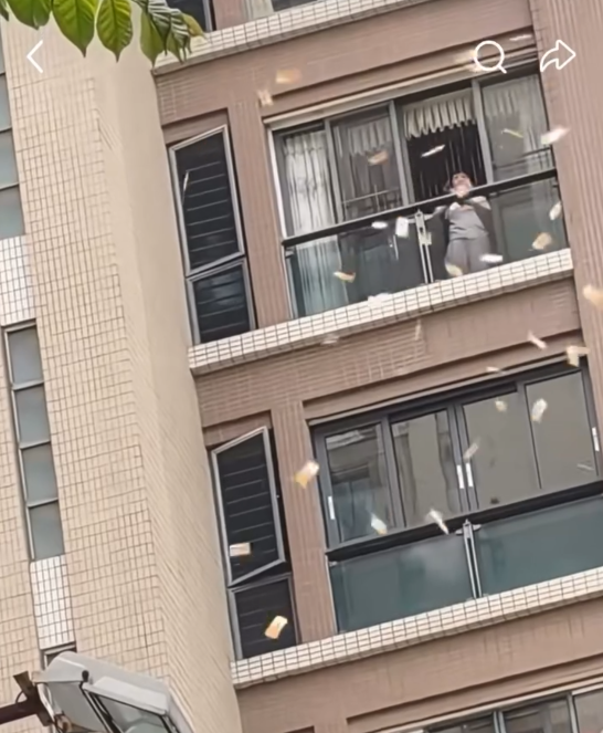 汕頭天降百萬港幣惹瘋搶！大媽狂掟金牛落街 警方急籲歸還揭悲痛內情 