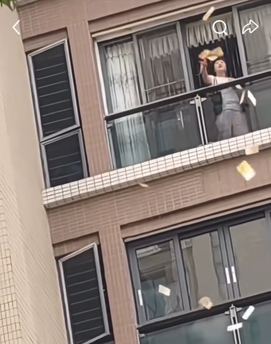 汕頭天降百萬港幣惹瘋搶！大媽狂掟金牛落街 警方急籲歸還揭悲痛內情 