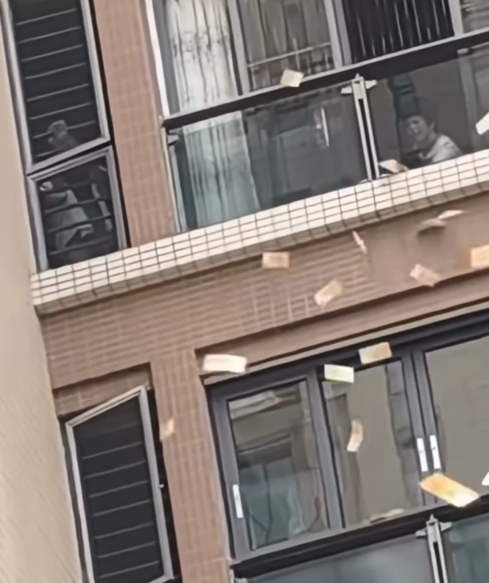 汕頭天降百萬港幣惹瘋搶！大媽狂掟金牛落街 警方急籲歸還揭悲痛內情 