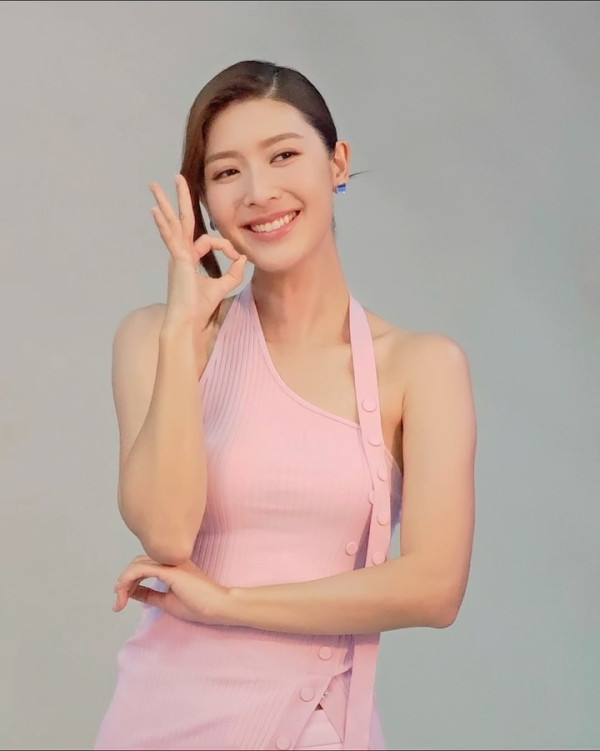 余香凝尷尬撞衫何雁詩同款三點式泳衣!網民比較兩位人妻身材激讚呢一位完勝