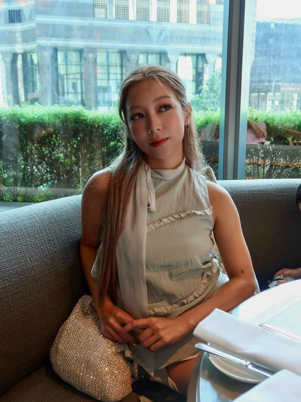余香凝尷尬撞衫何雁詩同款三點式泳衣!網民比較兩位人妻身材激讚呢一位完勝