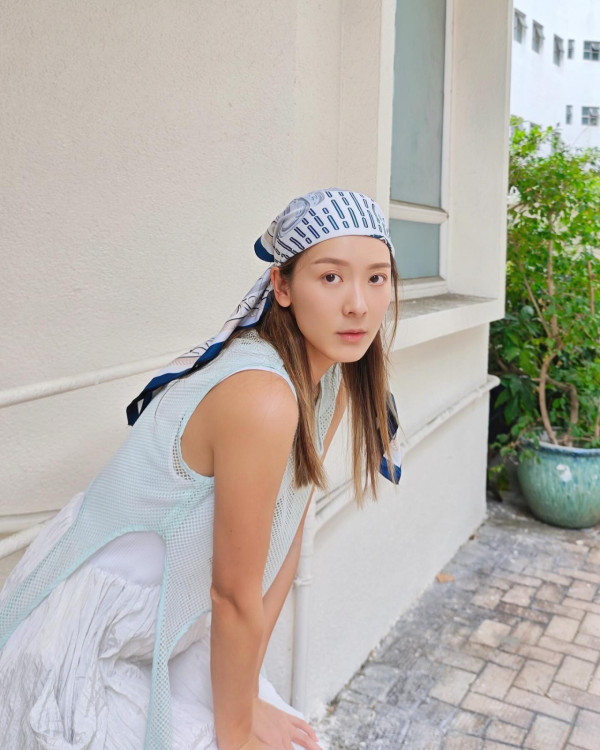 余香凝尷尬撞衫何雁詩同款三點式泳衣!網民比較兩位人妻身材激讚呢一位完勝
