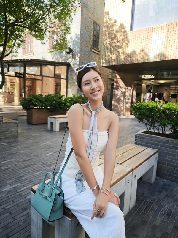 余香凝尷尬撞衫何雁詩同款三點式泳衣!網民比較兩位人妻身材激讚呢一位完勝