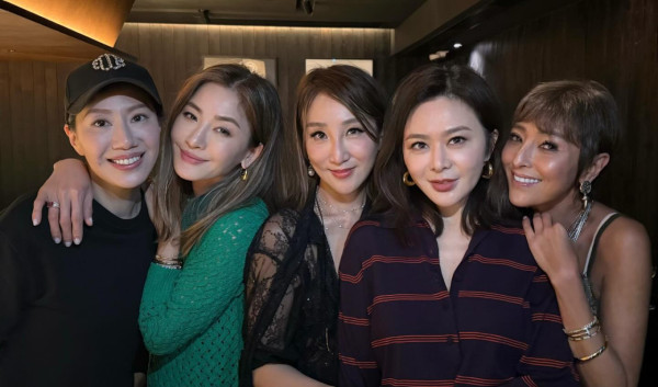 90年代第一美女激罕現身名媛聚會！防腐級顏值震撼網民：真係冇老過