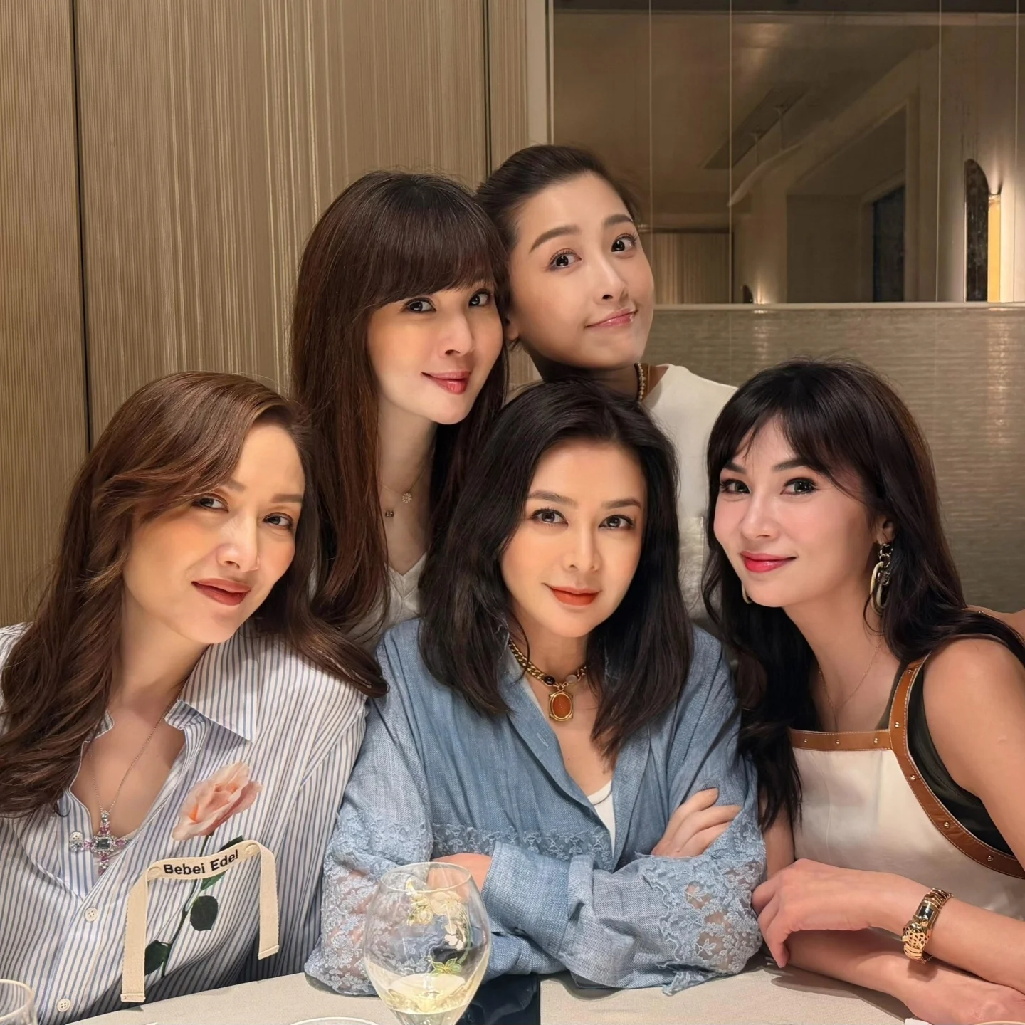 90年代第一美女激罕現身名媛聚會！防腐級顏值震撼網民：真係冇老過