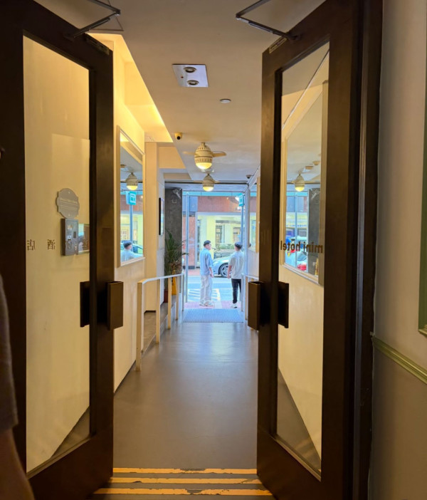 銅鑼灣高質酒店僅$100一晚？雙人房每人$50平過青旅 網民揭平價真相