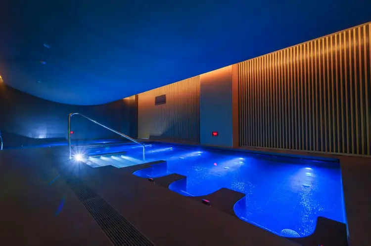 成都溫泉全裸池驚現糞便！客控職員僅用網撈未換水 店方拒退款兼反告客惡意抹黑 