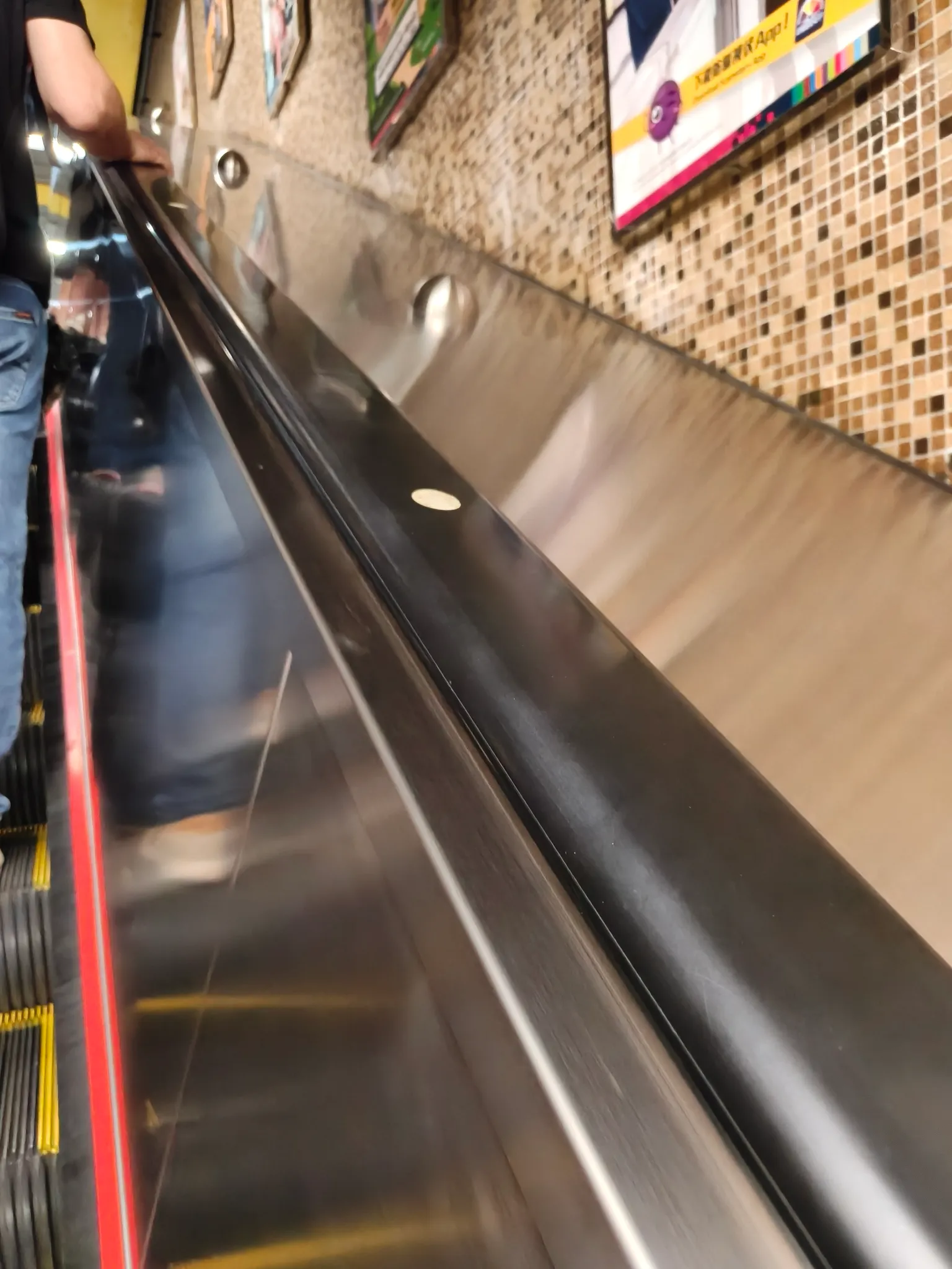 港鐵扶手電梯「神秘圓點」有咩用？網民以為貪玩亂貼 官方揭隱藏用途：關乎安全