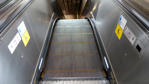 港鐵扶手電梯「神秘圓點」有咩用？網民以為貪玩亂貼 官方揭隱藏用途：關乎安全