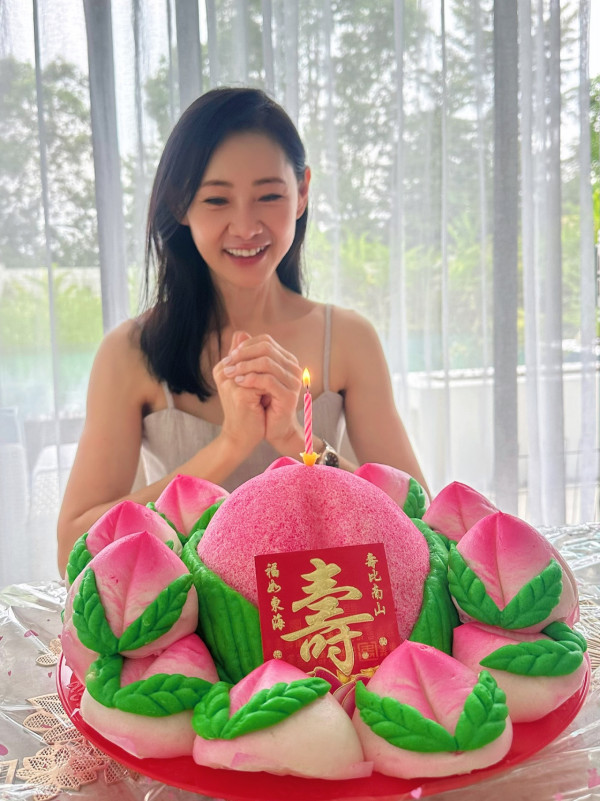 林明禎媽媽慶生晒魔鬼身材震撼眼球！神級基因透視黑bra超惹火一秒KO個女