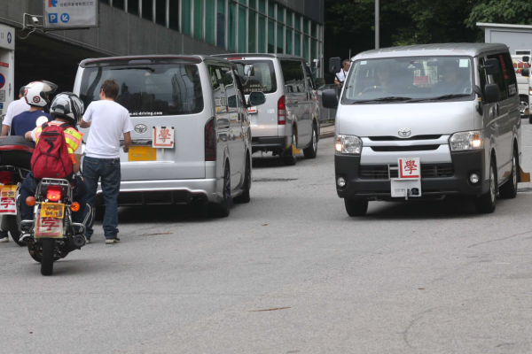 做教車師傅搏月賺10萬？政府增發332個牌照！拆解考牌資格＋行業潛規則