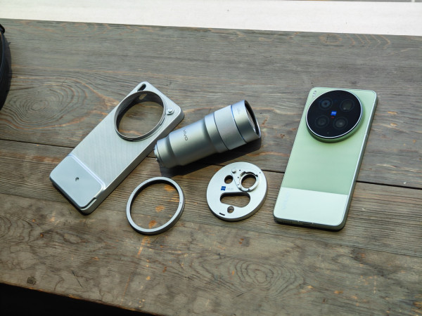 唔使拎大機？vivo X300 Ultra 震撼發佈：雙 2 億像素蔡司鏡頭＋全焦段 4K 120fps 錄影 挑戰「最強電影手機」定價 HK$12,999 起