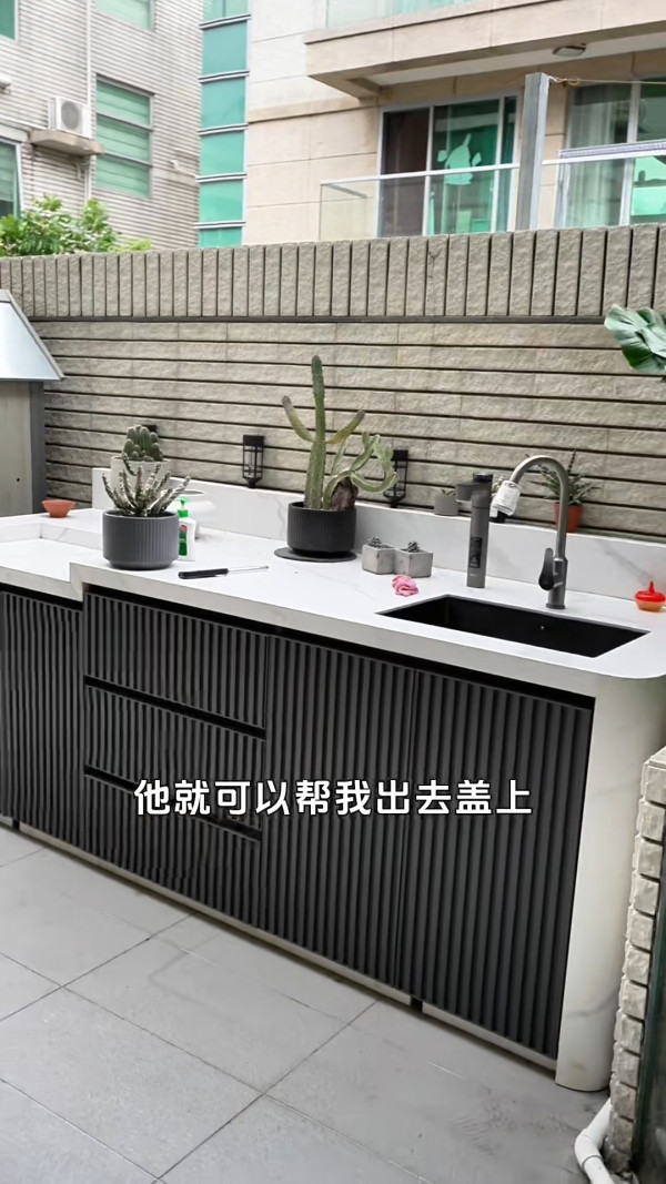 陳展鵬單文柔搬新豪宅複式獨立屋曝光！巨型庭院洗車玩水 樓底超高裝潢極簡約