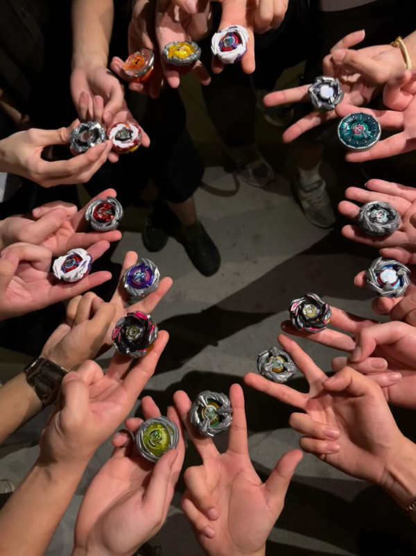 屯門啟德天水圍湧現人潮！成年人深夜決戰「爆旋陀螺」網民讚：好過喺屋企打機