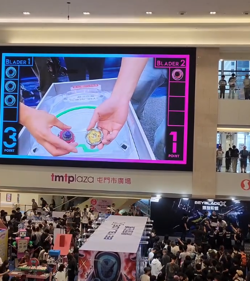 屯門啟德天水圍湧現人潮！成年人深夜決戰「爆旋陀螺」網民讚：好過喺屋企打機