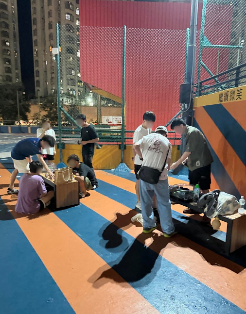 屯門啟德天水圍湧現人潮！成年人深夜決戰「爆旋陀螺」網民讚：好過喺屋企打機