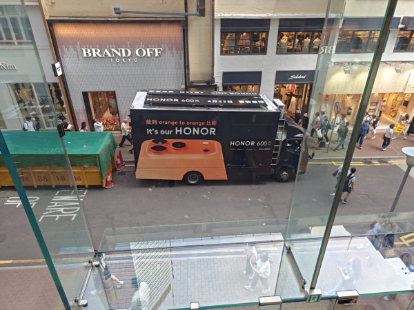 HONOR 600 宣傳車 Apple Store 門口公然「踢館」！ 標榜「Orange to Orange」挑機 iPhone 17 Pro Max：外型似到足？