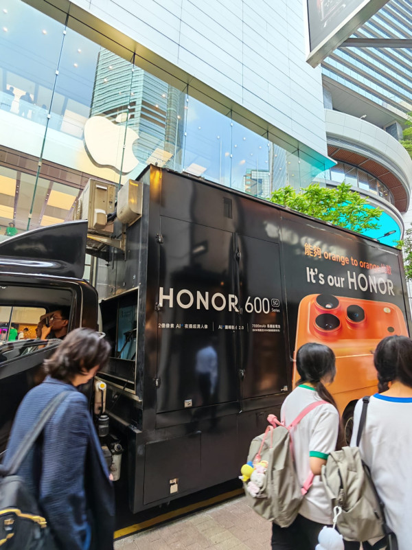HONOR 600 宣傳車 Apple Store 門口公然「踢館」！ 標榜「Orange to Orange」挑機 iPhone 17 Pro Max：外型似到足？