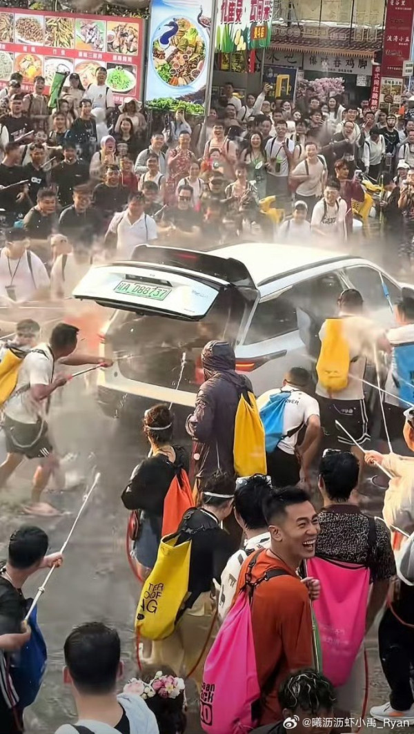 雲南潑水節｜民眾強拉遊客車門射水 車內冒煙兩老全濕警方介入 