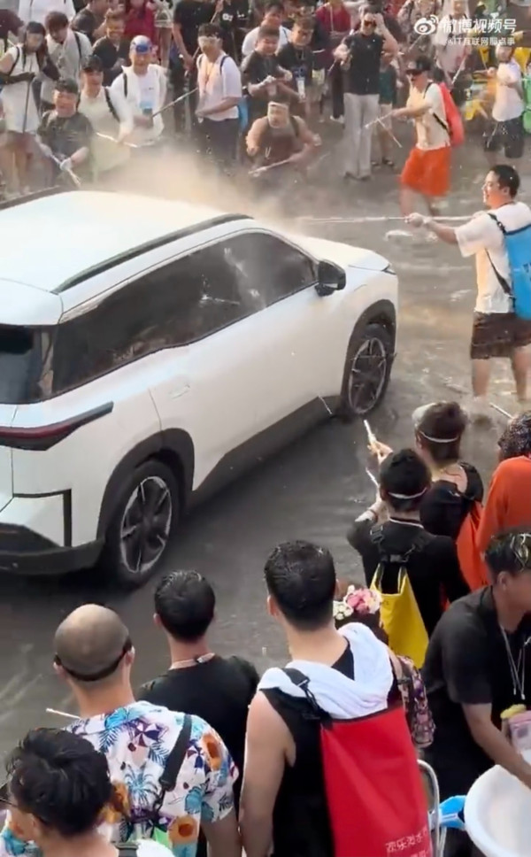 雲南潑水節｜民眾強拉遊客車門射水 車內冒煙兩老全濕警方介入 
