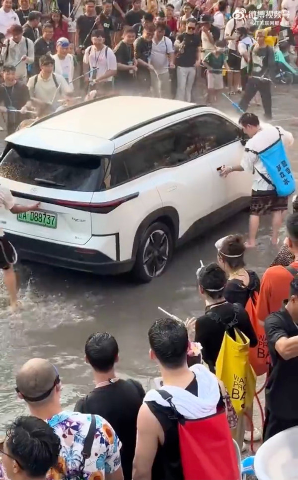 雲南潑水節｜民眾強拉遊客車門射水 車內冒煙兩老全濕警方介入 
