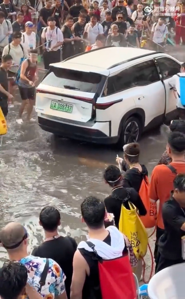 雲南潑水節｜民眾強拉遊客車門射水 車內冒煙兩老全濕警方介入 