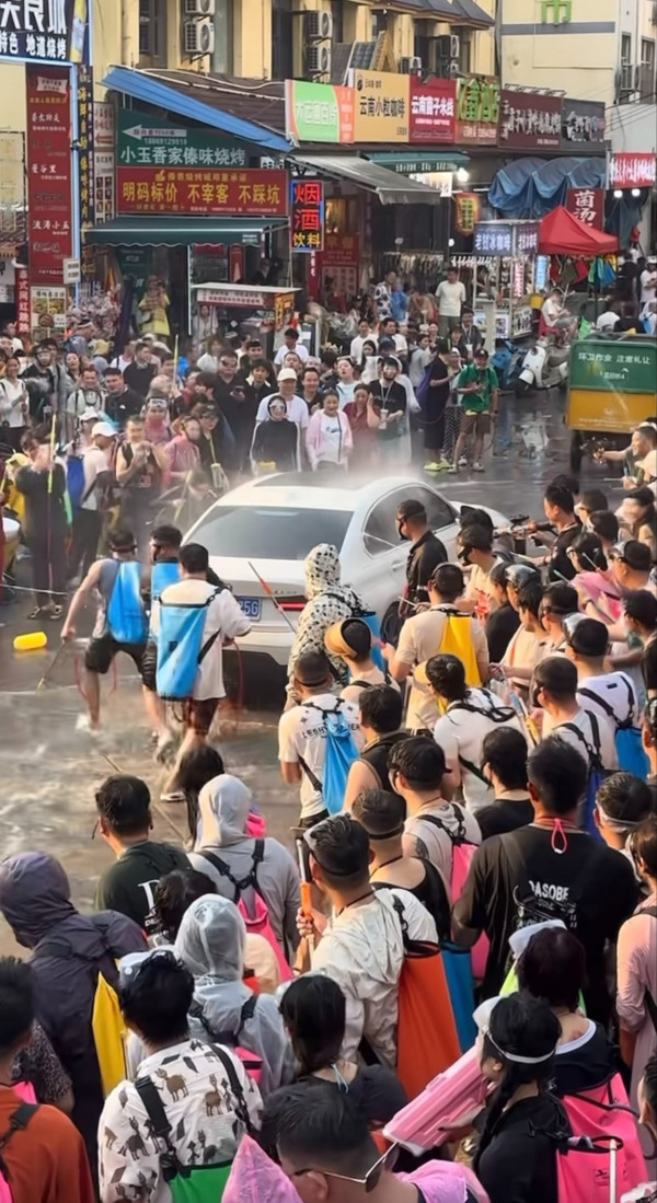 雲南潑水節｜民眾強拉遊客車門射水 車內冒煙兩老全濕警方介入 