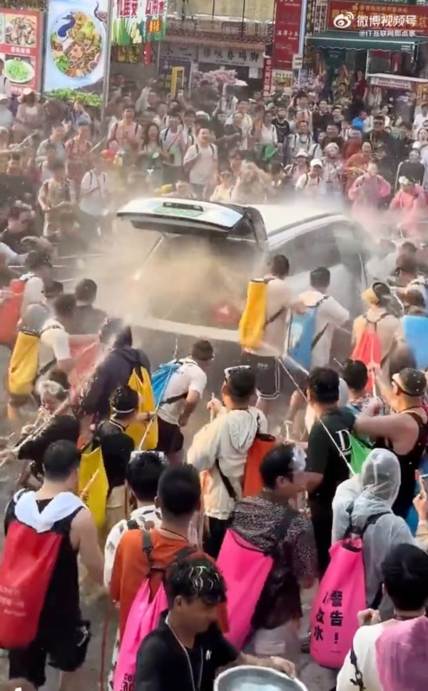 雲南潑水節｜民眾強拉遊客車門射水 車內冒煙兩老全濕警方介入 