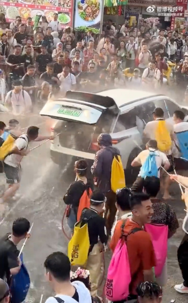 雲南潑水節｜民眾強拉遊客車門射水 車內冒煙兩老全濕警方介入 