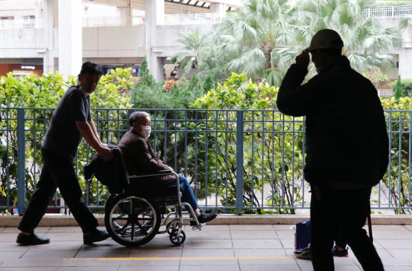 父母免稅額︱供養父母免稅額最高$10萬 受養人需符合3條件!與父母同住點定義?兄弟姊妹可以攤分?