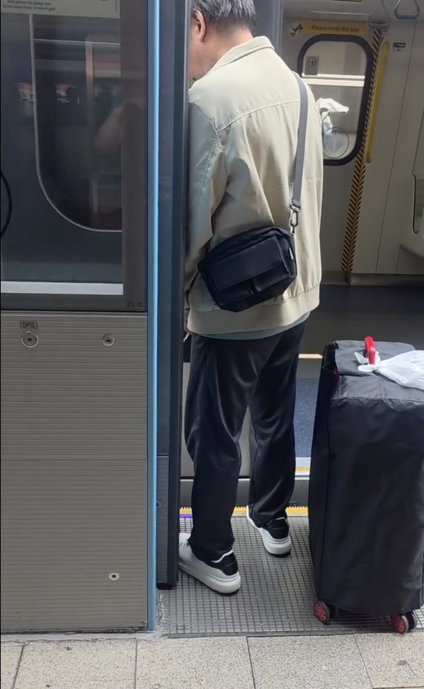 東鐵線阿伯對準路軌小便！嘔心畫面瘋傳 網民崩潰嘲諷：終於搵到異味源頭