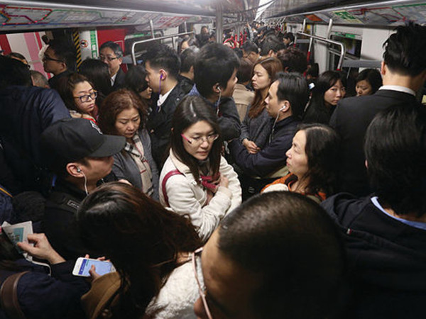 東鐵線阿伯對準路軌小便！嘔心畫面瘋傳 網民崩潰嘲諷：終於搵到異味源頭