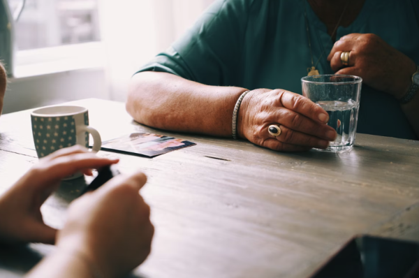 愈來愈有錢的小習慣｜5. 定期檢討。圖片來源：電影《華爾街之狼》/示意圖