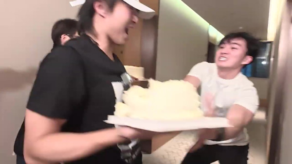 試真D｜周嘉洛肌肉搶鏡獲封男版「最強Body」 超大隻騷肌晒青筋麒麟臂