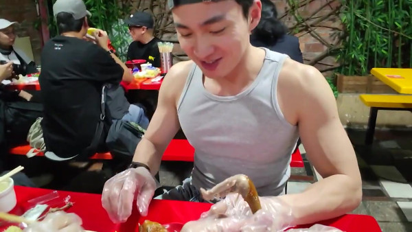 試真D｜周嘉洛肌肉搶鏡獲封男版「最強Body」 超大隻騷肌晒青筋麒麟臂