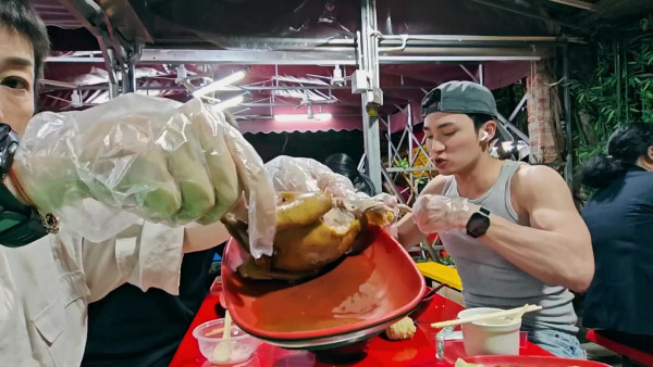 試真D｜周嘉洛肌肉搶鏡獲封男版「最強Body」 超大隻騷肌晒青筋麒麟臂