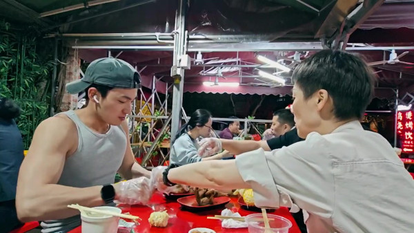 試真D｜周嘉洛肌肉搶鏡獲封男版「最強Body」 超大隻騷肌晒青筋麒麟臂