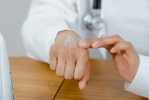 亂搽藥膏恐惡化！1招分辨熱痱/濕疹/過敏 專家揭3大致敏原附舒緩法